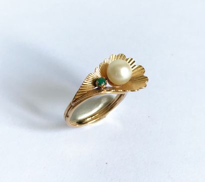Yellow gold ring in the shape of a leaf decorated...