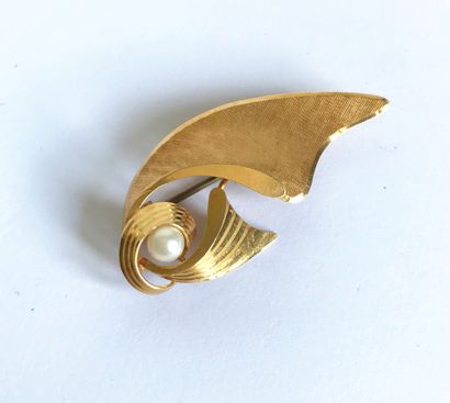 null 14K yellow gold brooch with a small cultured pearl. Gross weight 3,5 g