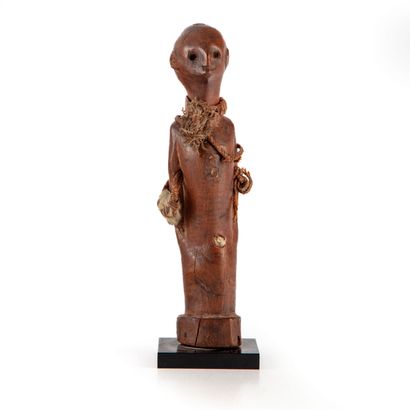 AFRIQUE AFRICA

Statuette of a man in wood 

H. 17 cm