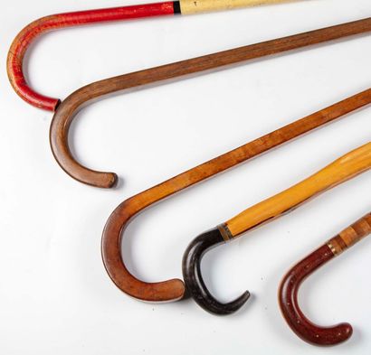 null Set of five canes: 

-Two canes in the shape of stick out of wooden of square...