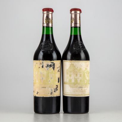 null 2 bottles CHÂTEAU HAUT BRION 1984 1er GCC Pessac-Léognan

Very light low level

Labels...