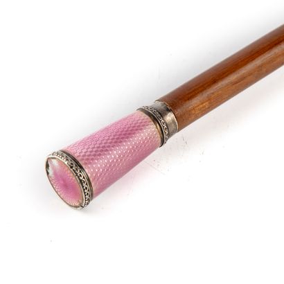 null Fine lady's cane, the "Milord" shaped knob in pink enamelled silver on a guilloche...