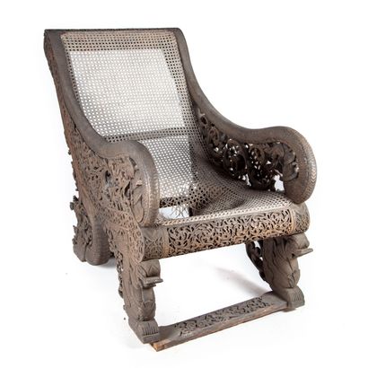 Grand fauteuil en bois exotique sculpté,...