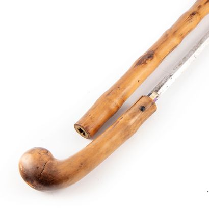 null Sword cane, pommel and shaft in natural wood, metal ferule. Blade of 69,5 cm...