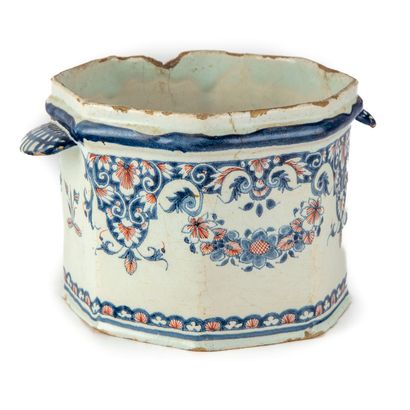 ROUEN XVIIIe ROUEN - XVIIIth century

Pot cover of octagonal form out of enamelled...