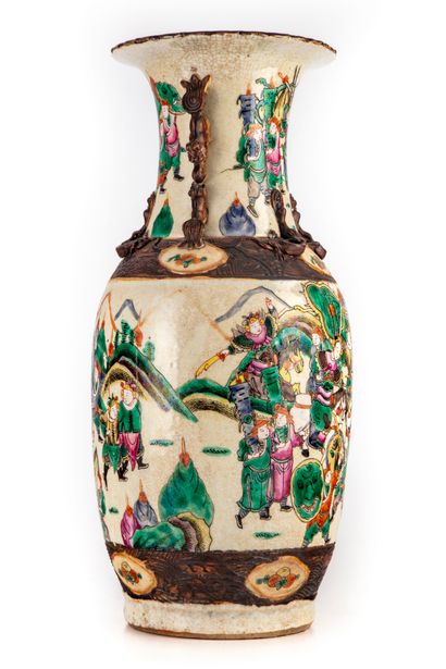 CHINE CHINE - Nankin

Vase en grès émaillé craquelé, décor en émaux de scènes de...