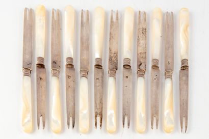 null Suite of 12 fruit knives with silver blade and mother-of-pearl handle

M.O....