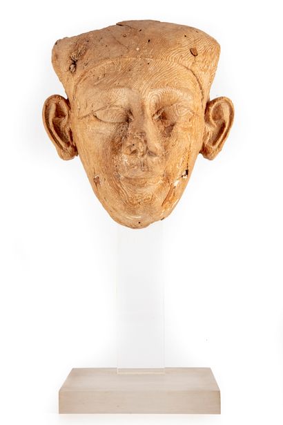 Masque de sarcophage, probablement féminin....