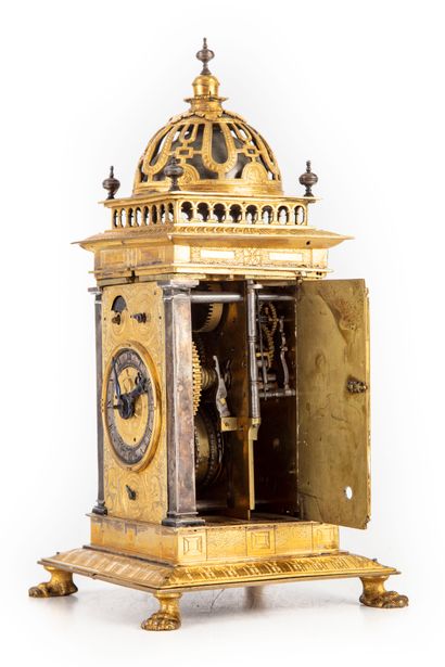 null Horloge de table dite "Turmchenuhr" en forme de tour surmontée d'un dôme à galerie...