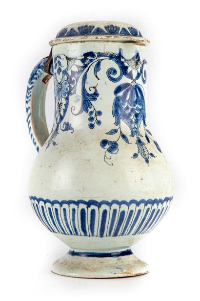 ROUEN XVIIIe ROUEN - XVIIIth century

Enameled earthenware pitcher with a blue cameo...