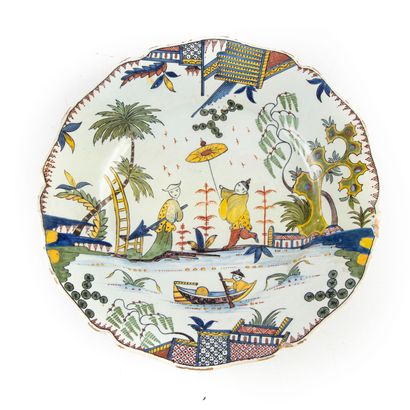 ROUEN XVIIIe ROUEN - XVIIIth century

Earthenware plate with scalloped edges with...