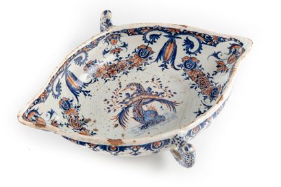 ROUEN XVIIIe ROUEN - 18th century

Oval sauce boat with two lateral handles in enamelled...