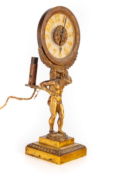 Pendule en bronze doré à décor d'un homme...