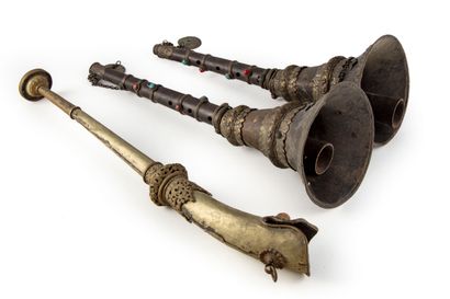 null Ensemble d'objets tibétains anciens : trois cornes en bois et laiton et cabochons...