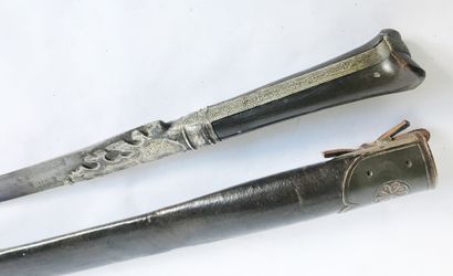 Yatagan YATAGAN sword

Wood and silver (?) handle with ears. Slightly curved blade...