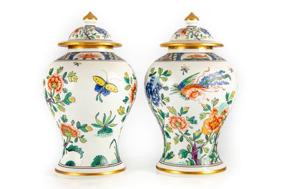 CHINE CHINE - XXe 

Paire de potiches couvertes en porcelaine émaillée à décor polychrome...