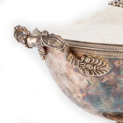 null Important oval covered tureen on silver pedestal, finely chiseled decoration...