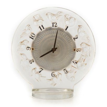 René LALIQUE René LALIQUE (1860-1945)

Pressed molded glass clock "Aux Rossignols

Movement...