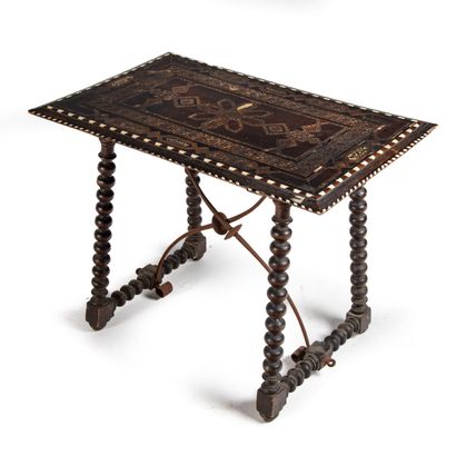 Petite table en bois à décor d'inscrustation...