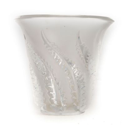 LALIQUE LALIQUE - France 

Vase en verre pressé moulé à décor en relief de feuilles...