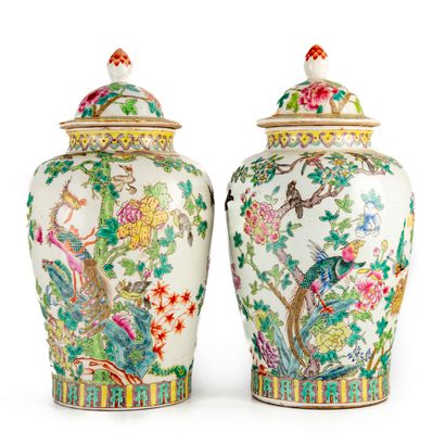 CHINE CHINA - 20th century

Pair of small covered pots with polychrome decoration...