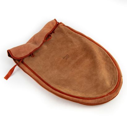 Suede case for three dishes

Registered Leverrier...