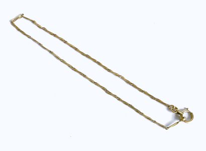 null Yellow gold watch chain with twisted links.

Weight : 4,90 g
