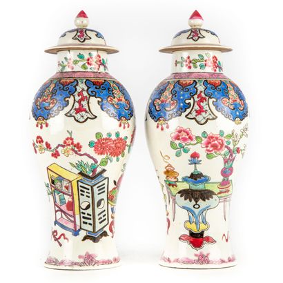  
CHINE 
Paire de vases en porcelaine émaillée...