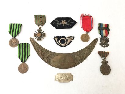  Ensemble de médailles et insignes militaires essentiellement de la guerre de 14...