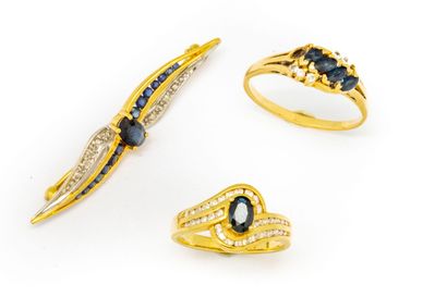 null Lot of two gold and blue pearl rings and a gold brooch

Gross weight : 9,7 ...