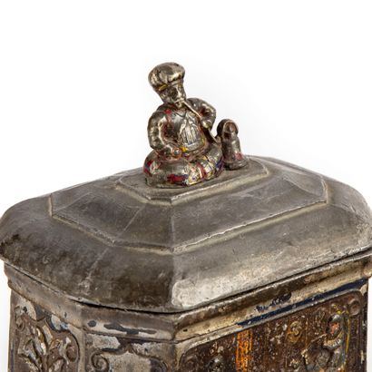 null Tobacco pot covered with rectangular shape with cut sides. The lid is in the...