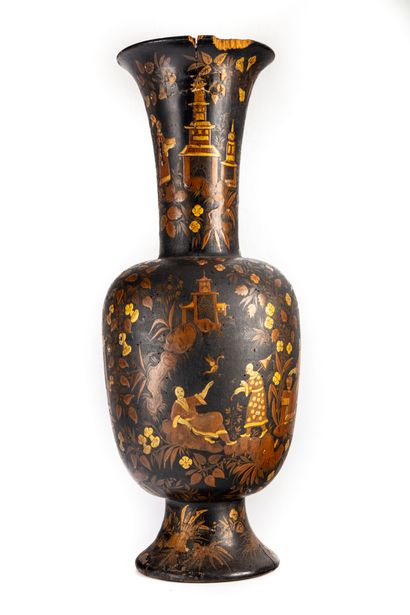 null Important vase de forme balustre en bois peint à décor doré sur fond noir de...