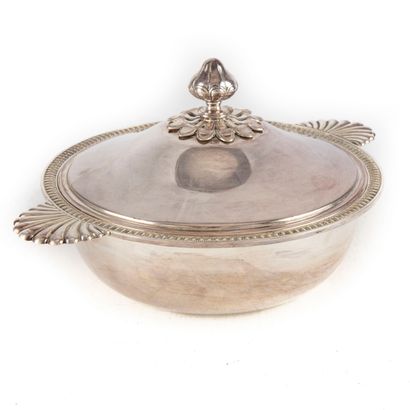 null Covered vegetable dish in silver plated metal, the grips in the shape of shells....