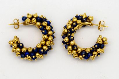  Paire de boucles d'oreille demi-anneaux en or jaune et lapis lazuli D. : 3 cm 
Poids...