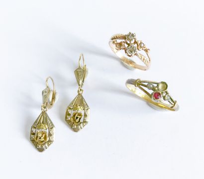  Ensemble de bijoux anciens comprenant : une paire de boucles d'oreilles en or jaune...