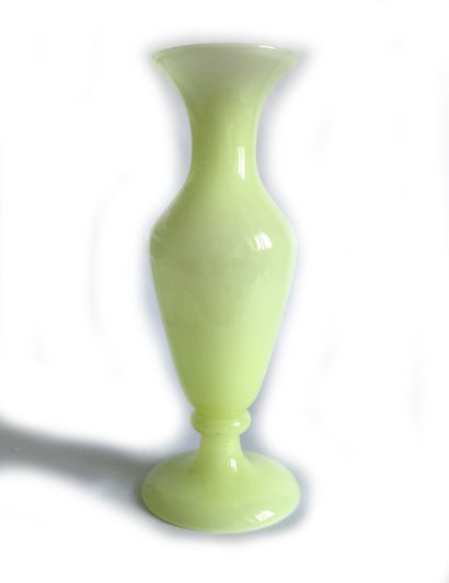 null Grand vase de forme balustre en verre opalin

H. : 36 cm.