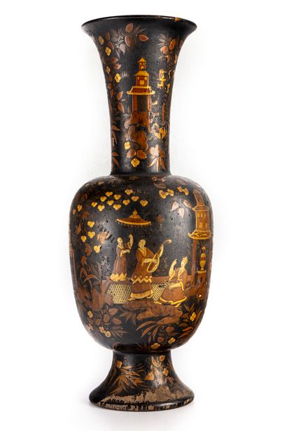  Important vase de forme balustre en bois peint à décor doré sur fond noir de scènes...