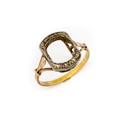 null Yellow gold ring mount

Weight : 1,99 g.