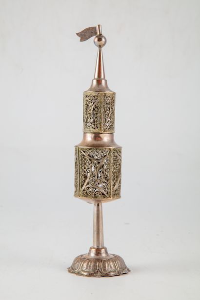 null JUDAICA 

Spice tower (bessamim) in silver plated metal with openwork and filigree...