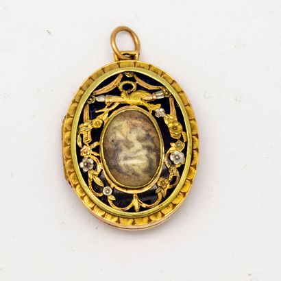 Yellow gold pendant, photo holder, decorated...