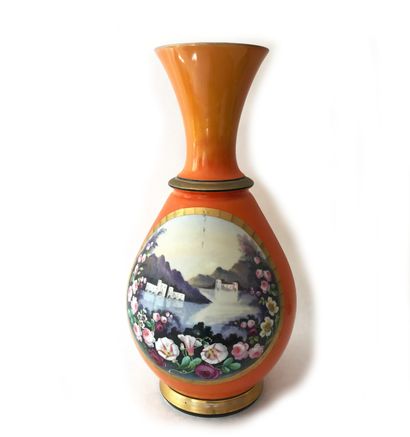 null Grand vase de forme balustre en porcelaine à décor sur fond orange d'un paysage...