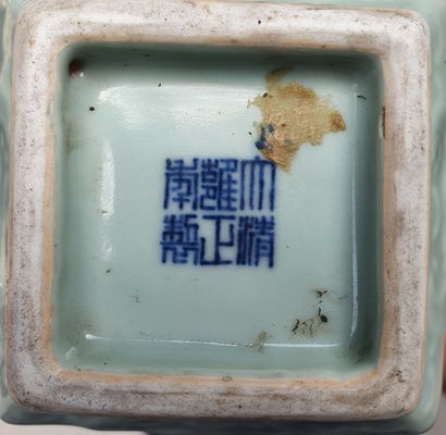 null CHINE 

Vase en porcelaine émaillée céladon dans le style archaïque 

Marque...