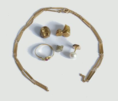 null Débris d'or comprenant : une chaine (cassée) - une bague sertie de petites perles...