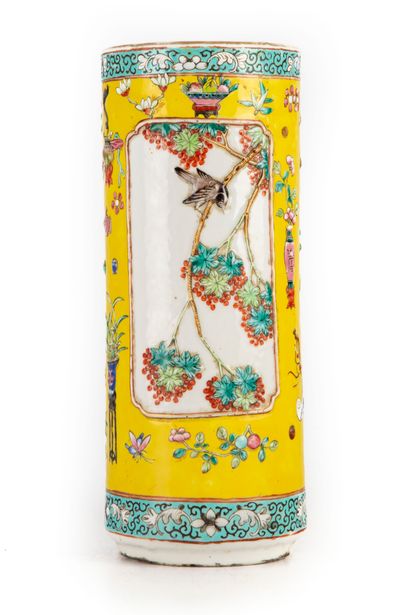  CHINE 
Vase de forme rouleau en porcelaine...