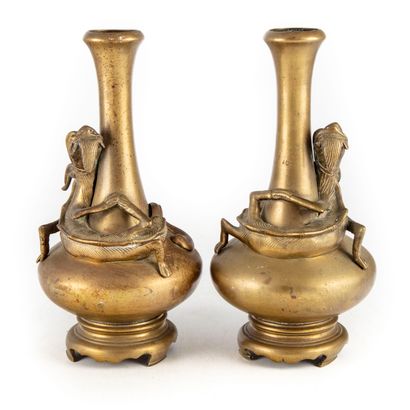 CHINE XXe 
Paire de vases en bronze à décor...