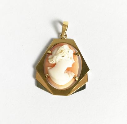 null Medallion with yellow gold setting centered with a cameo.

Gross weight : 2,60...