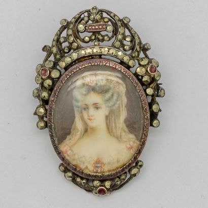  Broche en argent ornée d'un portrait miniature, surmonté d'une couronne 
Epoque...