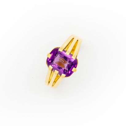 Yellow gold ring with an amethyst 
Gross...