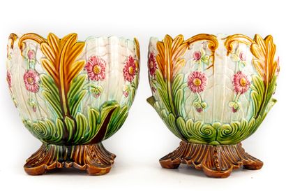 null Pair of barbotine planters with foliage and flower decoration 

H. 24 ; D. 22...