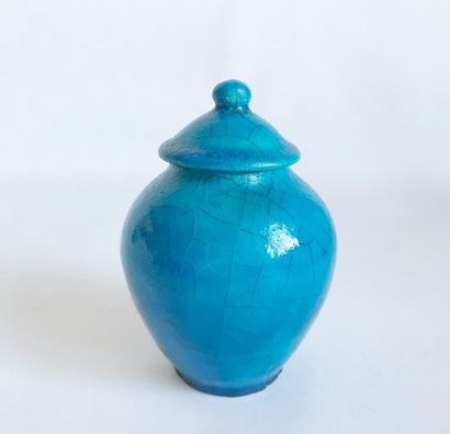 null Edmond LACHENAL

Small covered pot in blue glazed ceramic

Signed

H. 13 cm

A...